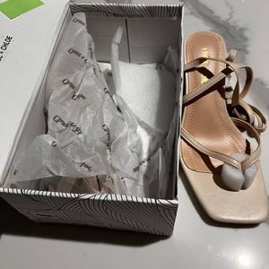 Women’s cream grey heels shows